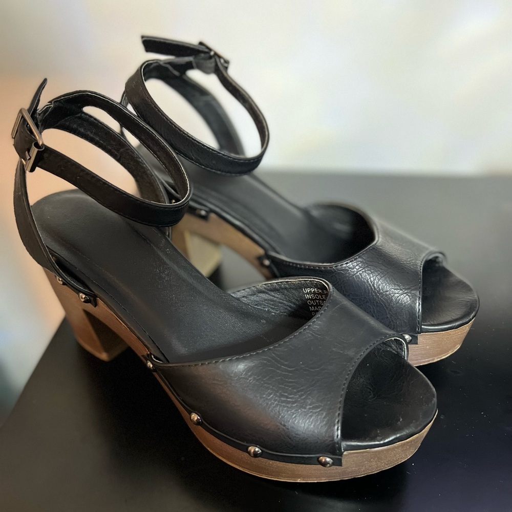 **Gently Used** Journee Collection Black Faux Leather Size 9 platform sandals.